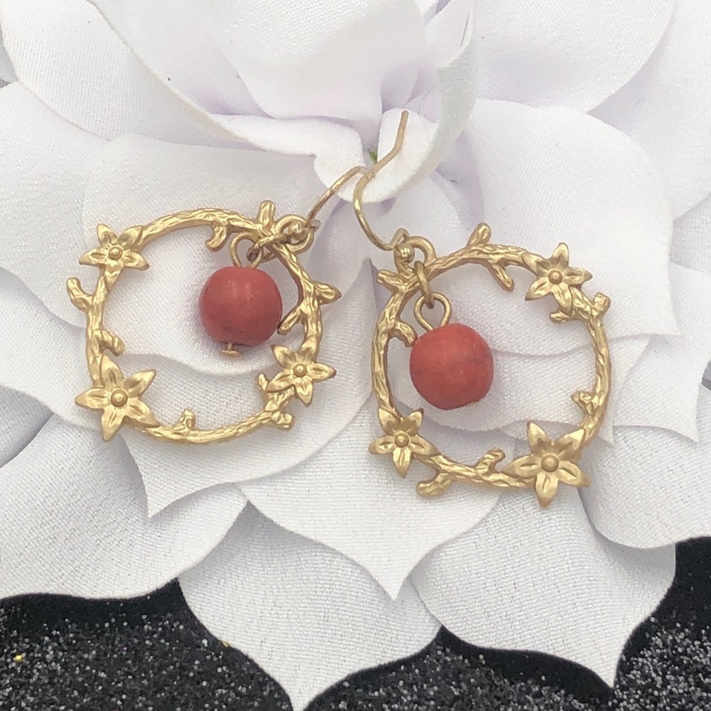 🍀 Red Stone Matte Gold Vine Dangle Earrings